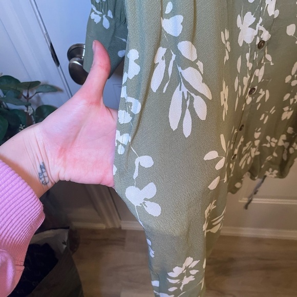 Ricki's Green Sheath Dress with Cuffed Long Sleeves and V-Neck - Picture 3 of 7